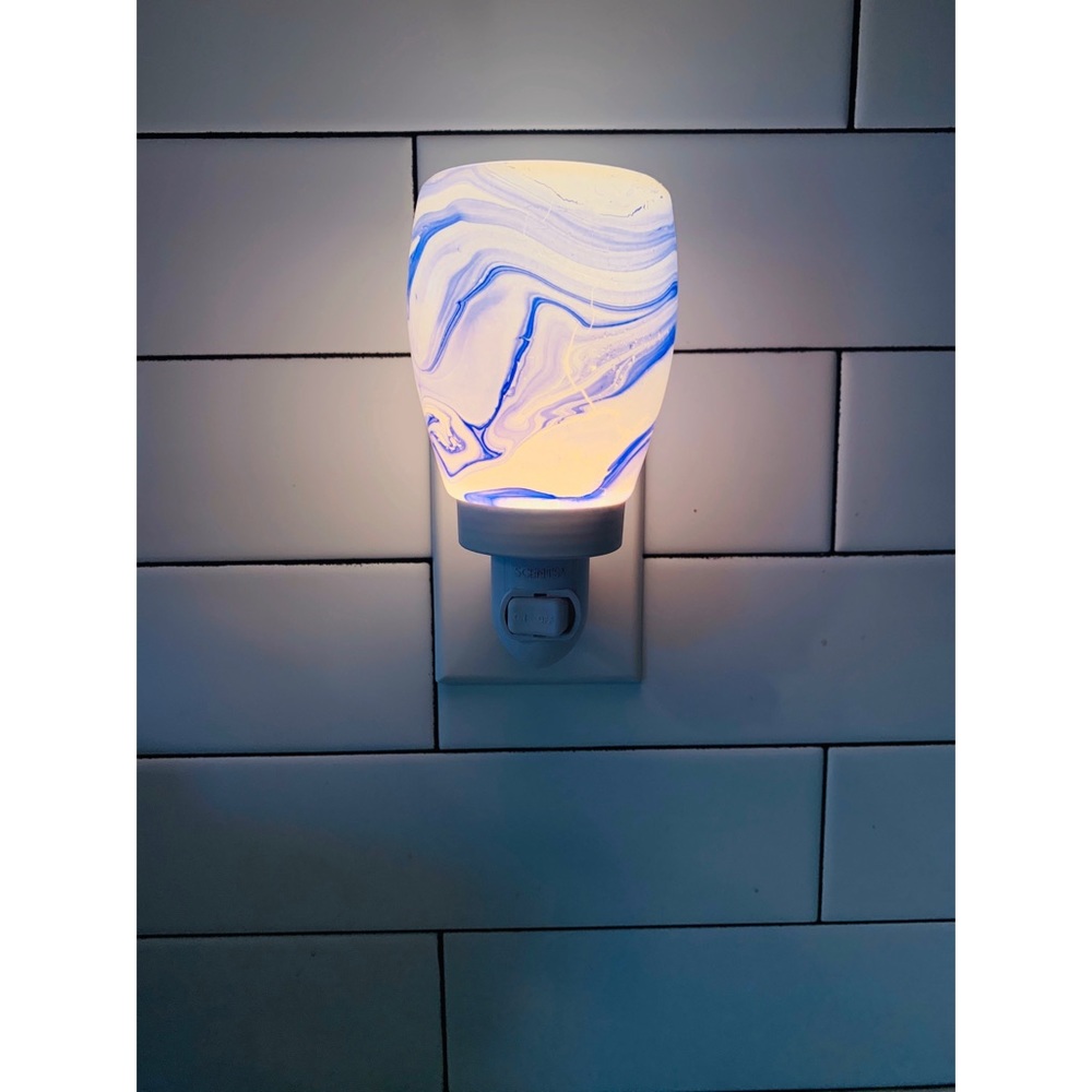 Scentsy Plug-In Burner + Wax